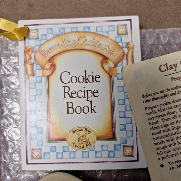 Brown Bag Cookie Art Gingerbread Mold 1995 w/ Mini Cookie Recipe Book - Picture 4 of 8